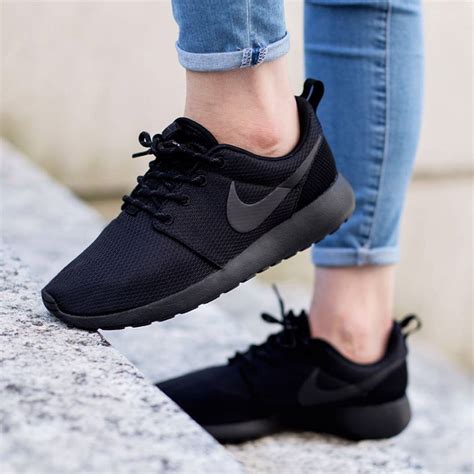 nike all black sneakers women.